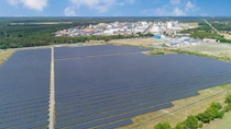 Auf 24 Hektar entlang der Naundorfer Straße in Schwarzheide ist seit Februar 2022 der erste gemeinsame Solarpark der BASF Schwarzheide GmbH und der envia Mitteldeutsche Energie AG (enviaM) entstanden. Etwa 52.000 Solarmodule werden die Produktionsanlagen der BASF künftig mit klimafreundlichem Strom aus Sonnenenergie versorgen. Die feierliche Inbetriebnahme der Anlage findet am 25. August 2022 statt. Auf 24 Hektar entlang der Naundorfer Straße in Schwarzheide ist seit Februar 2022 der erste gemeinsame Solarpark der BASF Schwarzheide GmbH und der envia Mitteldeutsche Energie AG (enviaM) entstanden. Etwa 52.000 Solarmodule werden die Produktionsanlagen der BASF künftig mit klimafreundlichem Strom aus Sonnenenergie versorgen. Die feierliche Inbetriebnahme der Anlage findet am 25. August 2022 statt.