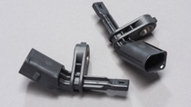 In der Automobilelektrik kommt vielen kleinen Bauteilen eine große Bedeutung zu. Filigrane Raddrehzahlsensoren etwa spielen eine wichtige Rolle für die sichere Funktionsweise eines Fahrzeugs. Mit dem Polybutylenterephthalat (PBT) Ultradur® B4335G3 HR HSP hat BASF ein Material entwickelt, das sensible Elektronik vor Medien wie Spritzwasser und Streusalz schützt. Durch die einzigartige Kombination verschiedener Eigenschaften hebt sich das Ultradur® von alternativen Werkstoffen ab. In der Automobilelektrik kommt vielen kleinen Bauteilen eine große Bedeutung zu. Filigrane Raddrehzahlsensoren etwa spielen eine wichtige Rolle für die sichere Funktionsweise eines Fahrzeugs. Mit dem Polybutylenterephthalat (PBT) Ultradur® B4335G3 HR HSP hat BASF ein Material entwickelt, das sensible Elektronik vor Medien wie Spritzwasser und Streusalz schützt. Durch die einzigartige Kombination verschiedener Eigenschaften hebt sich das Ultradur® von alternativen Werkstoffen ab.