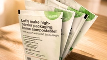 Das zertifiziert heimkompostierbare Biopolymer ecovio® kann jetzt auch dafür eingesetzt werden, unterschiedliche Barriereaufbauten auf Papier- oder Kunststoffsubstraten für flexible Verpackungen herzustellen.
Foto: BASF