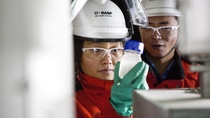 Xiuli Zhu (links), Labortechnikerin, und Bing Shen (rechts), Mitarbeiter, führen eine regelmäßige Untersuchung der DMA3Q-Probe im BASF-Wasserbehandlungs- und Papierchemikalienwerk in Nanjing/China durch.