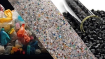 Ultradur® RC1 basiert auf recyceltem PET aus Verpackungsabfällen und eignet sich für anspruchsvolle Automobilbauteile wie Halterungen, Gehäuse und Steckverbinder.
Fhoto: BASF und Adobe Stock, editiert von BASF, 2026