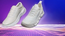 Zwei weiße Sportschuhe mit unterschiedlichen Sohlenkonzepten vor violett-blauem digitalem Farbverlauf.