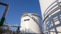Process technicians perform equipment inspections on storm water tank in Port Arthur, Texas. The tank collects rain water which is treated and clarified before being used in the manufacturing process.
Print free of charge. Copyright by BASF.

Prozesstechniker fÃ¼hren einen Kontrollgang durch am Regenwassertank in Port Arthur, Texas. Das gesammelte Regenwasser des Tanks wird aufbereitet und gereinigt, bevor es in der Produktion genutzt wird.
Abdruck honorarfrei. Copyright by BASF.  ,Process technicians perform equipment inspections on storm water tank in Port Arthur, Texas. The tank collects rain water which is treated and clarified before being used in the manufacturing process.
Print free of charge. Copyright by BASF.

Prozesstechniker führen einen Kontrollgang durch am Regenwassertank in Port Arthur, Texas. Das gesammelte Regenwasser des Tanks wird aufbereitet und gereinigt, bevor es in der Produktion genutzt wird.
Abdruck honorarfrei. Copyright by BASF.
