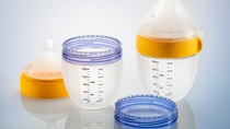 Der umspritzte Ring im Silikonkörper der neuen Babyflasche von Comotomo besteht aus dem BASF-Polyphenylsulfon Ultrason® P 2010, eingefärbt mit einem spezifischen Blau aus dem Colorant Chromatics™-Sortiment von Avient.
Foto: BASF Der umspritzte Ring im Silikonkörper der neuen Babyflasche von Comotomo besteht aus dem BASF-Polyphenylsulfon Ultrason® P 2010, eingefärbt mit einem spezifischen Blau aus dem Colorant Chromatics™-Sortiment von Avient.
Foto: BASF