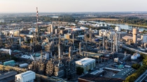 Our own combined cycle gas power plants produce electricity and process steam with a 95% efficiency at emissions far below the average grid level.
Photo: BASF Our own combined cycle gas power plants produce electricity and process steam with a 95% efficiency at emissions far below the average grid level.
Photo: BASF
