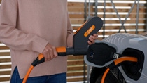 Ultramid® (PA), ein technischer Kunststoff der BASF wird von LAPP, dem führenden Anbieter von Kabel und Verbindungstechnologien, im Gehäuse des mobilen Ladesystems Mobility Dock eingesetzt. Ultramid® bietet hohe mechanische Festigkeit und UV-Beständigkeit, die das Dock langlebig und auch unter Sonneneinstrahlung farbecht erhalten. Das Ladesystem Mobility Dock ist auf der Fakuma vom 17. bis 21. Oktober 2023 am BASF-Stand B4-4303 zu sehen. Ultramid® (PA), ein technischer Kunststoff der BASF wird von LAPP, dem führenden Anbieter von Kabel und Verbindungstechnologien, im Gehäuse des mobilen Ladesystems Mobility Dock eingesetzt. Ultramid® bietet hohe mechanische Festigkeit und UV-Beständigkeit, die das Dock langlebig und auch unter Sonneneinstrahlung farbecht erhalten. Das Ladesystem Mobility Dock ist auf der Fakuma vom 17. bis 21. Oktober 2023 am BASF-Stand B4-4303 zu sehen.