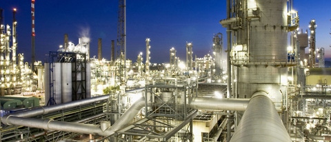 Eine Fläche von rund 64.000 Quadratmetern - das entspricht 13 Fußballfeldern - umfasst der Steamcracker II, die größte einzelne Anlage am Standort Ludwigs­hafen der BASF. Der Cracker ist auch das "Herzstück" der Verbundproduktion. Seit 1981 ist dieser Gigant in Betrieb und spaltet unter Zusatz von Wasserdampf bei etwa 850 Grad Celsius Rohbenzin auf. Dabei entstehen im wesentlichen Ethylen und Propylen, beides unverzichtbare Grundstoffe für die Herstellung vieler Produkte in Ludwigshafen. Abdruck honorarfrei. Copyright by BASF.

Steam cracker II, the largest individual plant at BASF's Ludwigshafen site, covers a surface area of about 64,000 square meters, which is about the size of 13 soccer fields. The steam cracker is also the heart of BASF's Verbund production strategy. This giant plant has been operating since 1981 and uses steam to crack naphtha at about 850°C [1,562°F]. This process leads primarily to ethylene and propylene, both indispensable feedstocks for manufacturing numerous products in Ludwigshafen.Print free of charge. Copyright by BASF.

