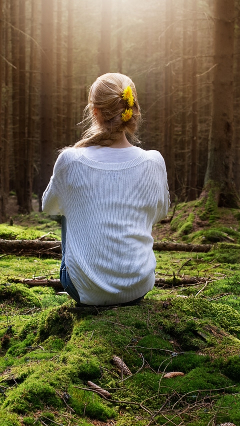 Woman sitting in forest enjoys the silence and beauty of nature.; Shutterstock ID 2021369585; purchase_order: 11072023; job: Diverse; client: BASF SE; other:  BASF SE, GBH/IM, Matthias Baque â Friederike Stausberg, ED/KL