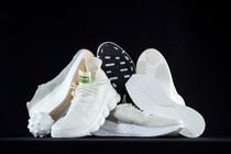 Weiße Sportschuhe gemeinsam präsentiert, mit unterschiedlichen Sohlenprofilen und BASF-Branding auf einer Schuhzunge.
